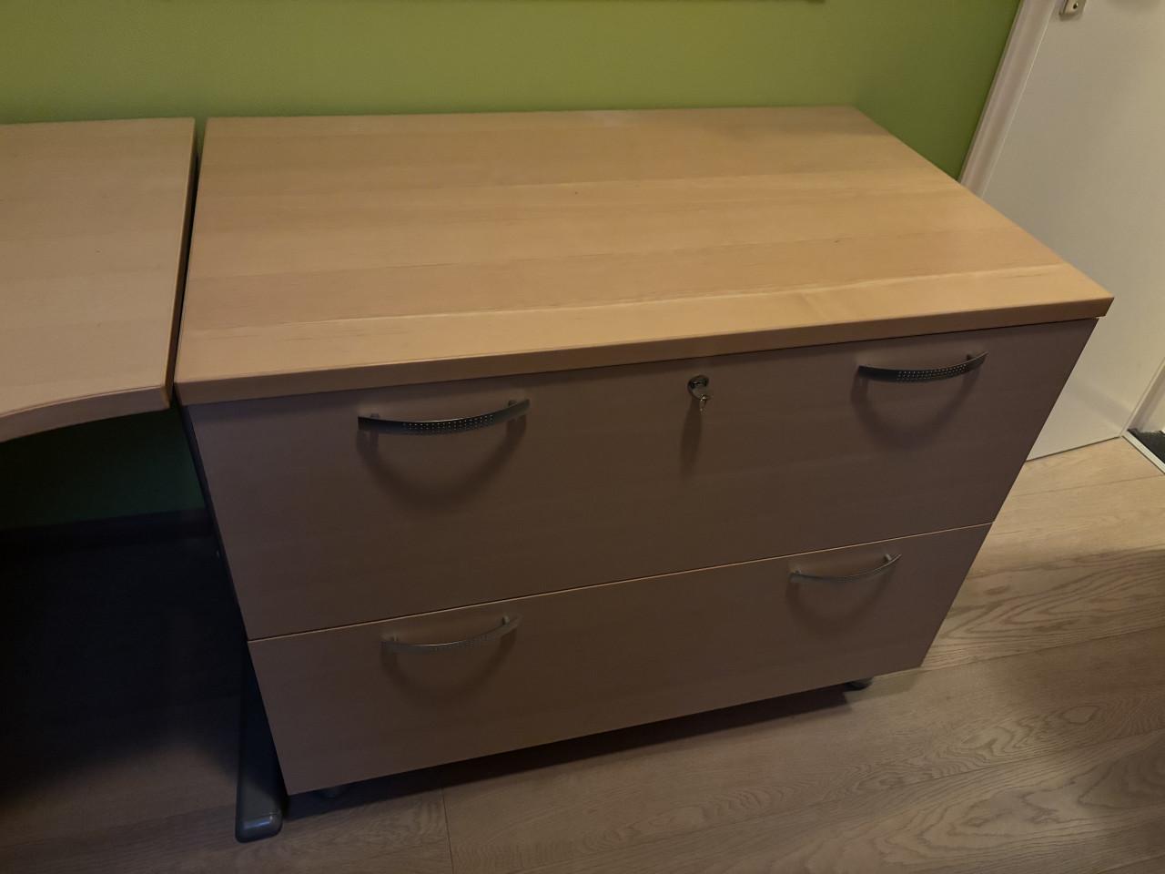 Bureau + kast + stoel