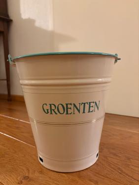 Oude emaiile emmer zonder beschadigingen