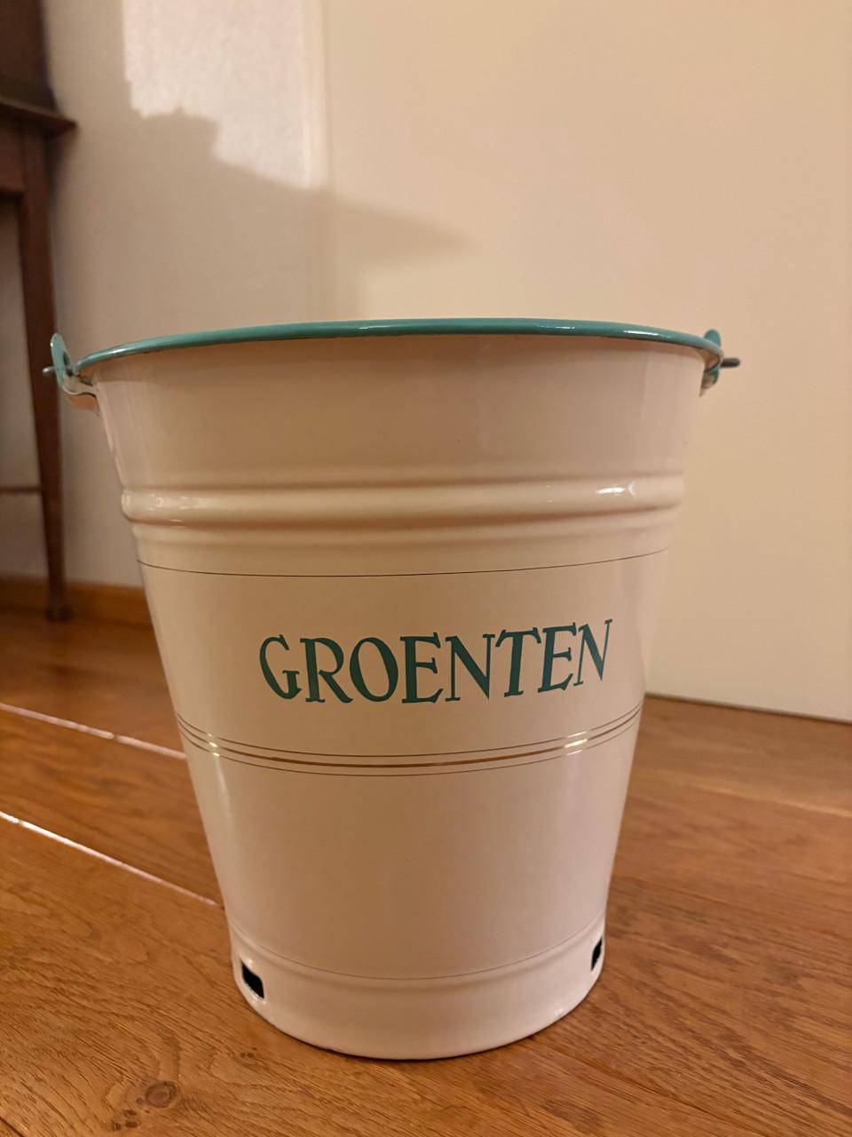 Oude emaiile emmer zonder beschadigingen