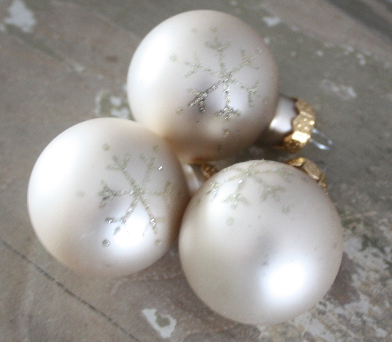 Set van 3 glazen kerstballetjes beige met gud glitter sneeuwvlok