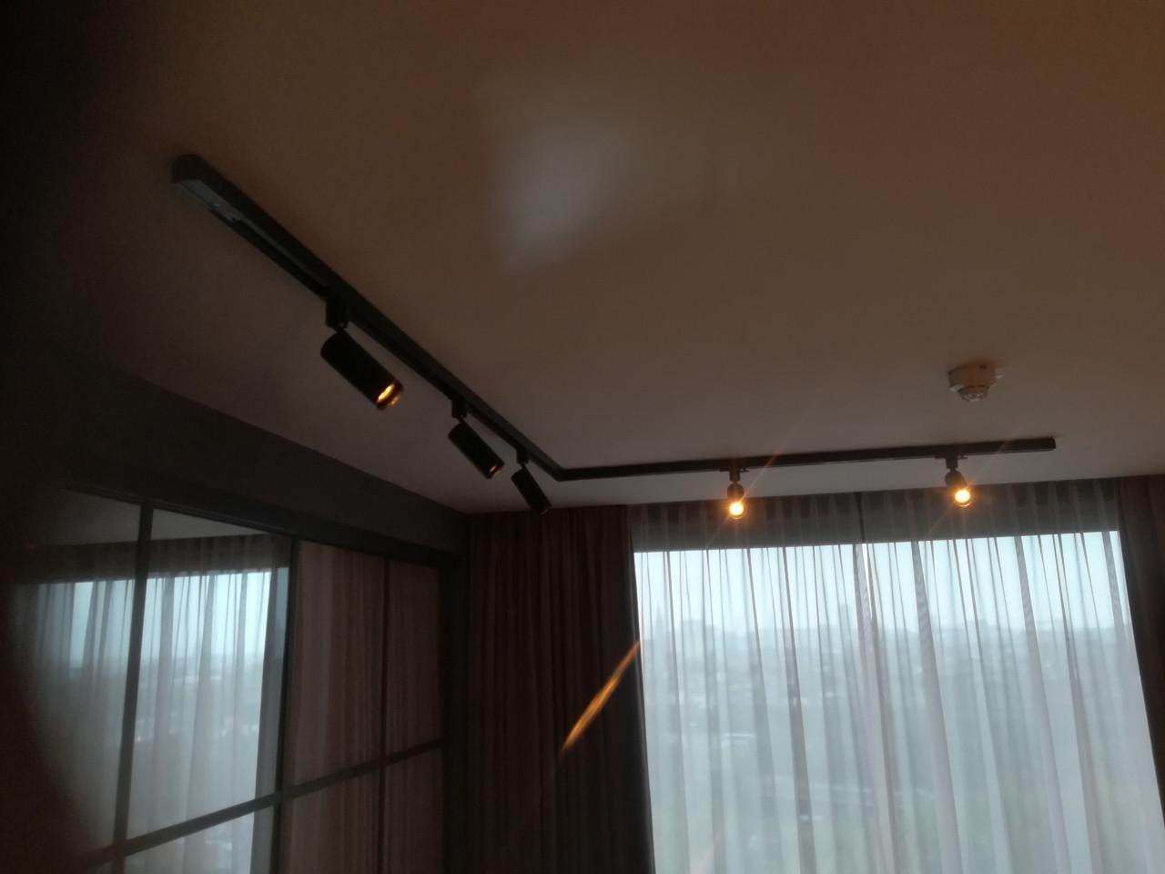 Elektromonteur bied zich aan .