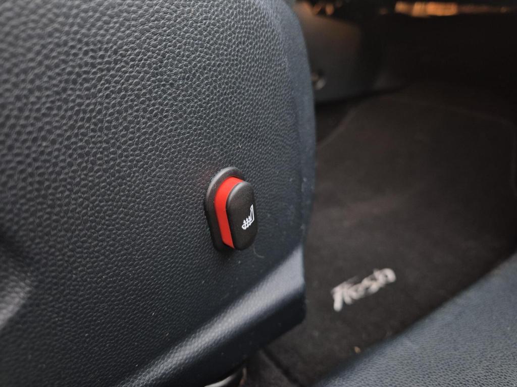 Ford Fiesta 1.25 titanium / dealeronderhouden / voorruitverwarming / stoelv