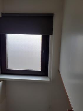 Verduisterend rolgordijn in zeer goede staat