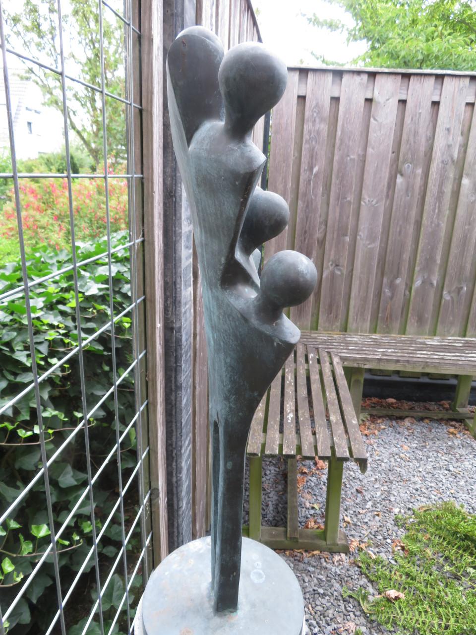 Bronzen beeld op granieten sokkel