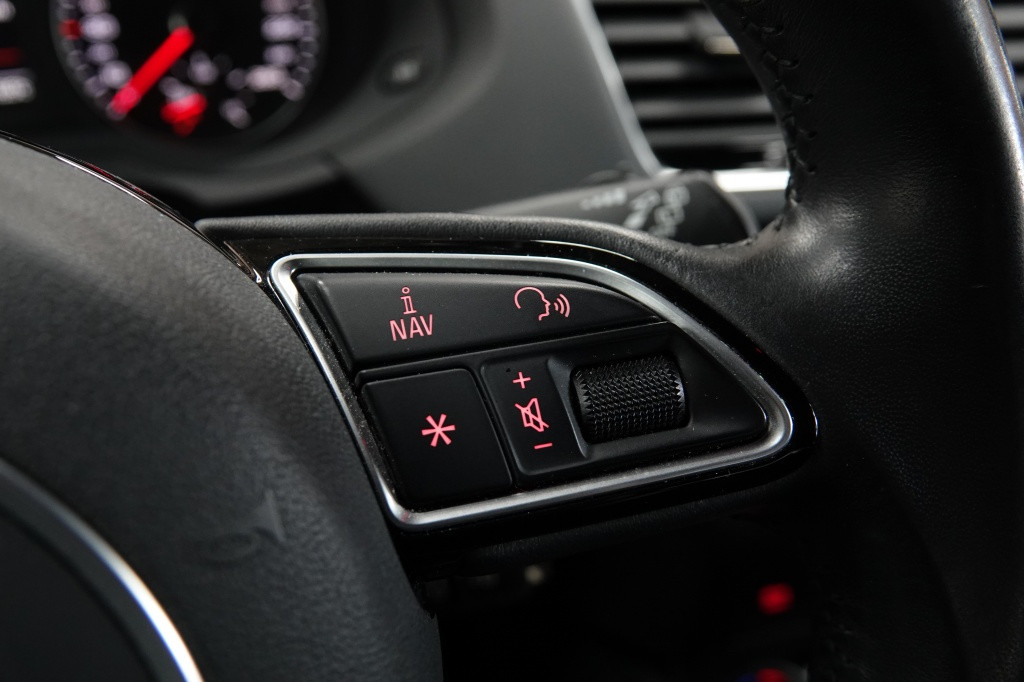 Audi Q3 s-line | drive select | bose | pdc |