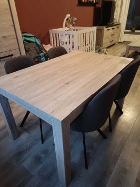 Eettafel + 4 stoelen