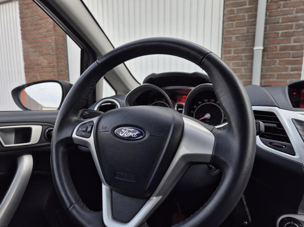 Ford Fiesta 1.25 titanium / dealeronderhouden / voorruitverwarming / stoelv