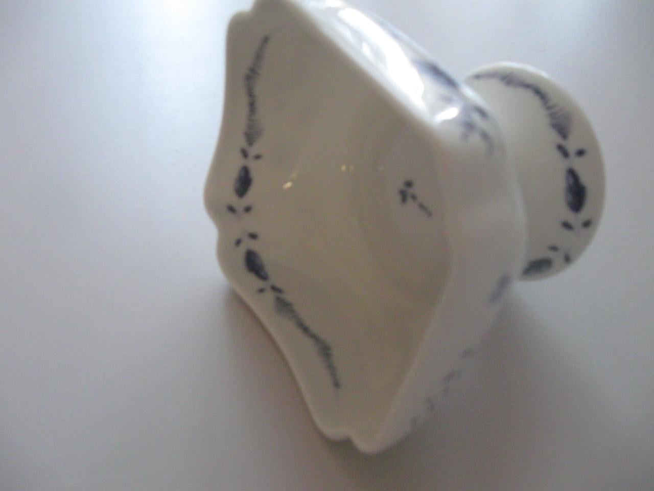 Porselein schaaltje op voet