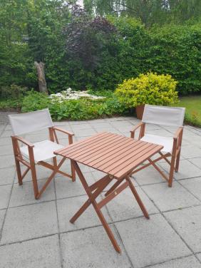 2 nieuwe hardhouten regiseursstoeltjes + tafel (alles opklapbaar)