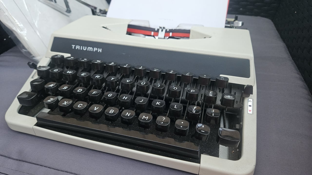 Triumph mechanische typemachine met koffer en handleiding