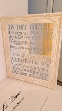 Mooie witte barokke spiegel met tekst