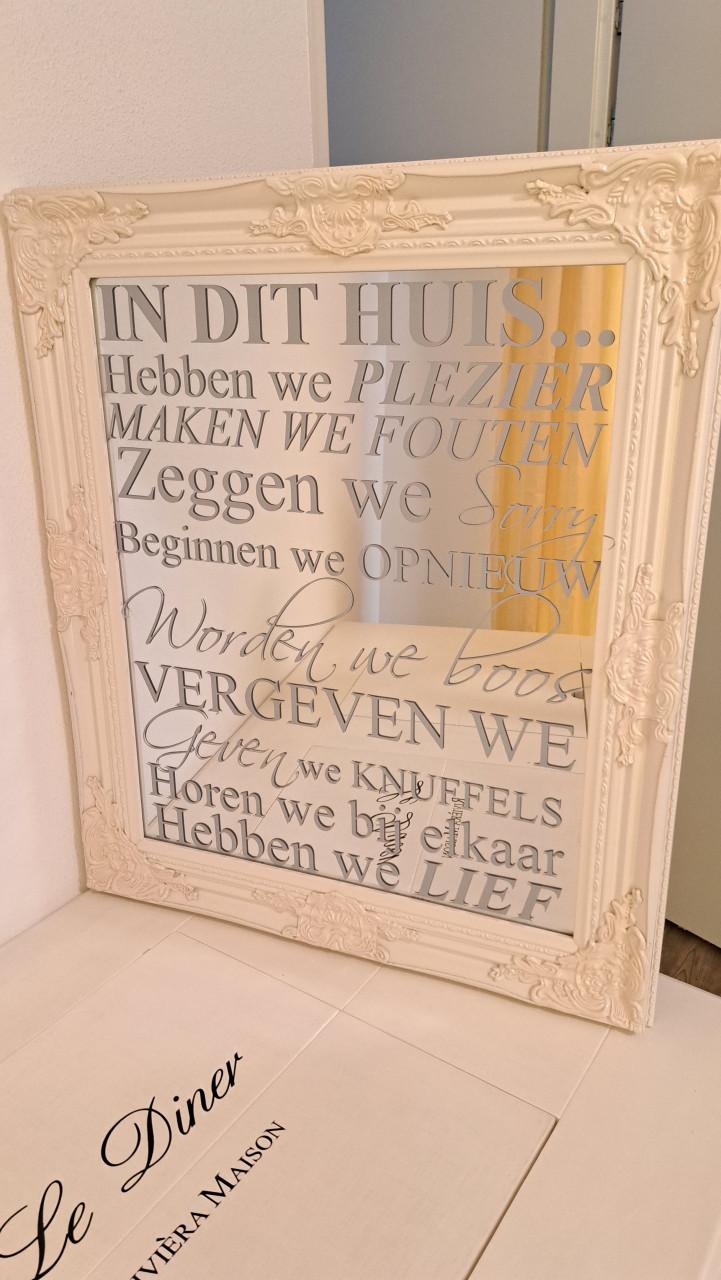 Mooie witte barokke spiegel met tekst