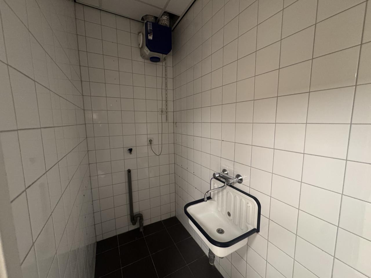 TE HUUR | Representatief bedrijfspand op zichtlocatie in Vlissingen