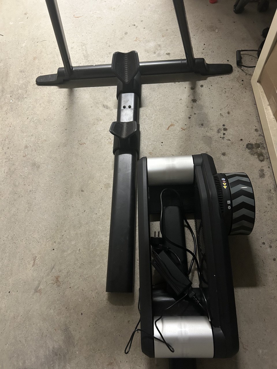 WAHOO KICKR ROLLR SMART BIKE ROLLER