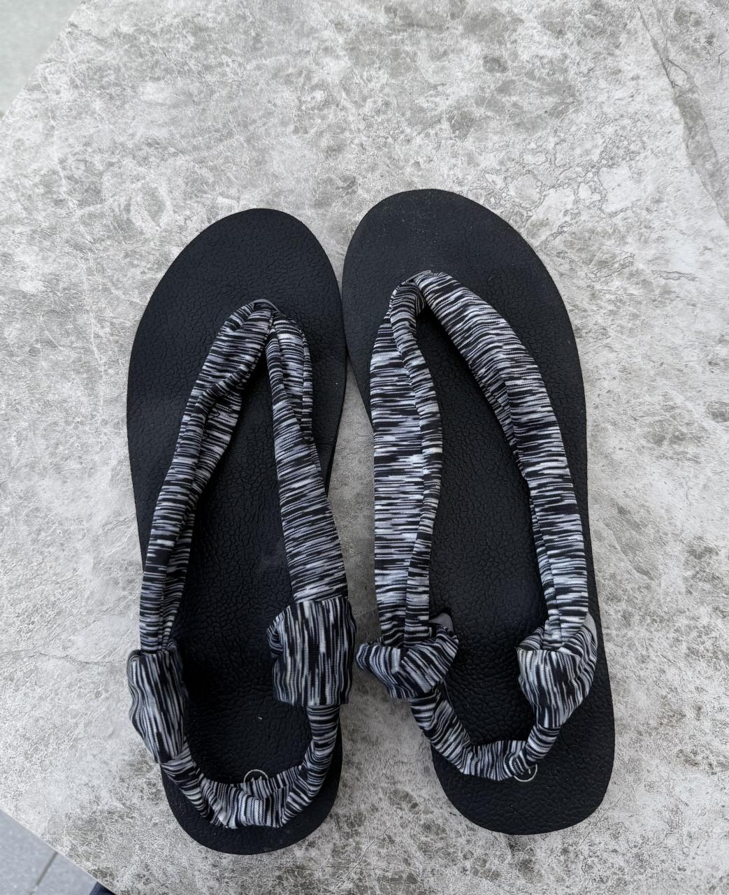2 paar NIEUWE slippers. Sandaaltjes. Mt 42. Zwarte Passen ook voor 51.