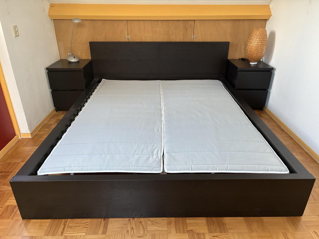 Bed: Ikea; type Malm + 2 nachtkastjes + 2 lattenbodems + 2 matrasbeschermer