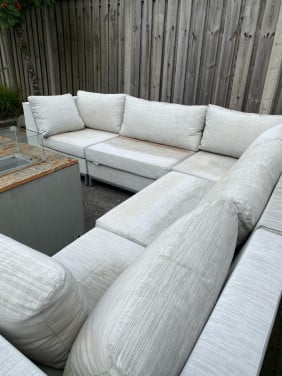 Loungebank met all weather kussens voor in de tuin