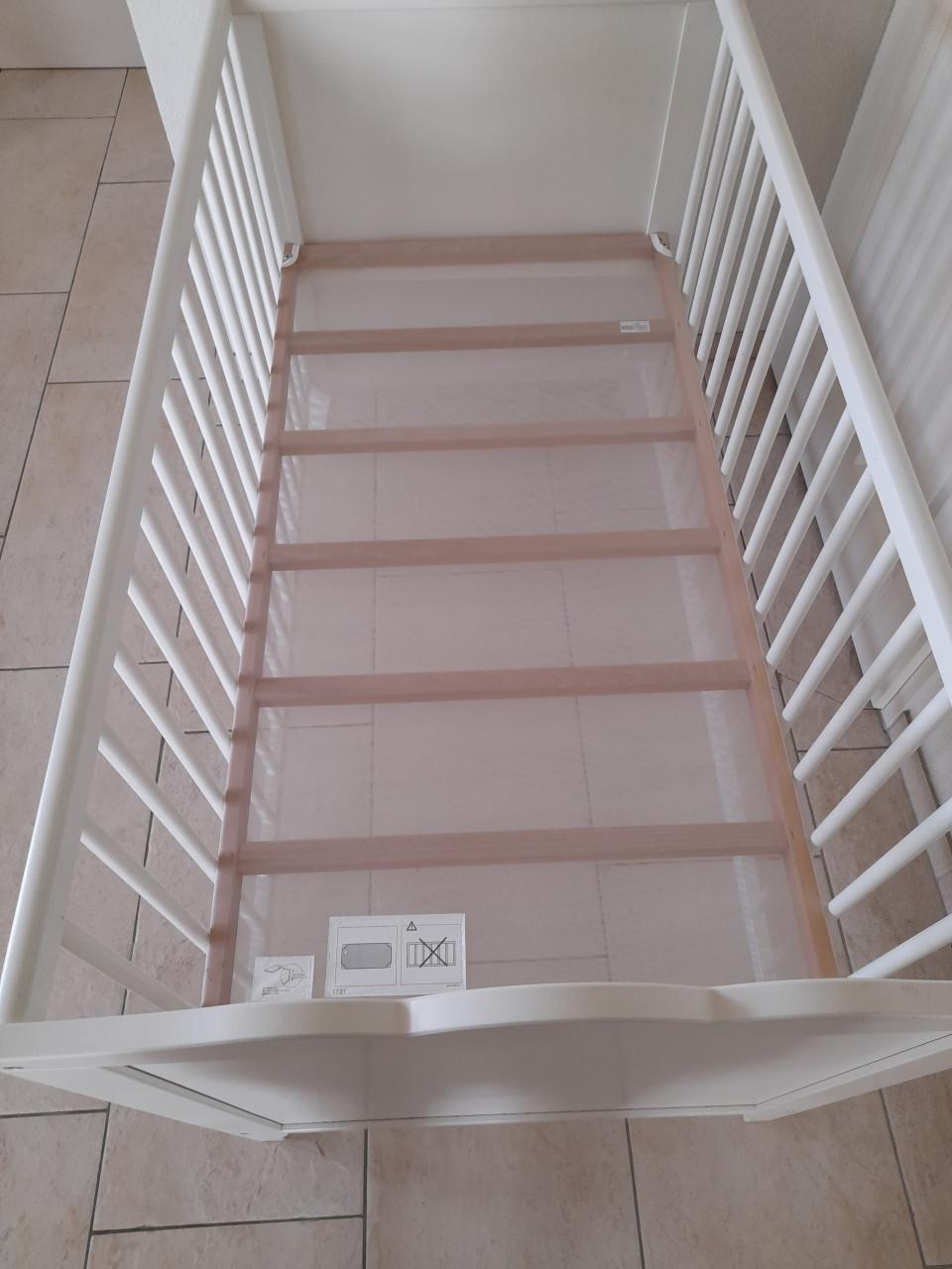 Wit Ledikantje ( in goede nette staat ) in hoogte verstelbaar!