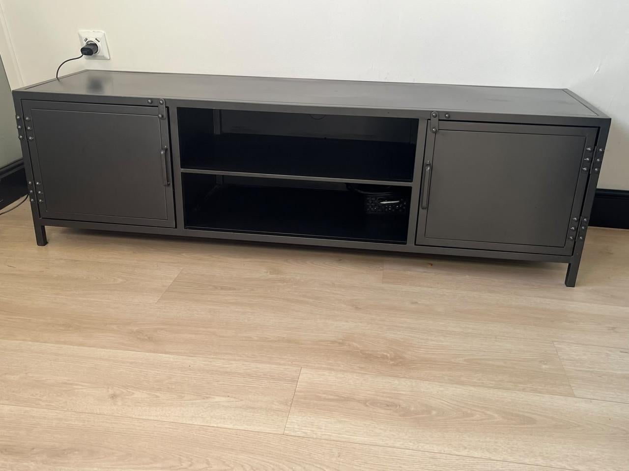 Metalen tv meubel