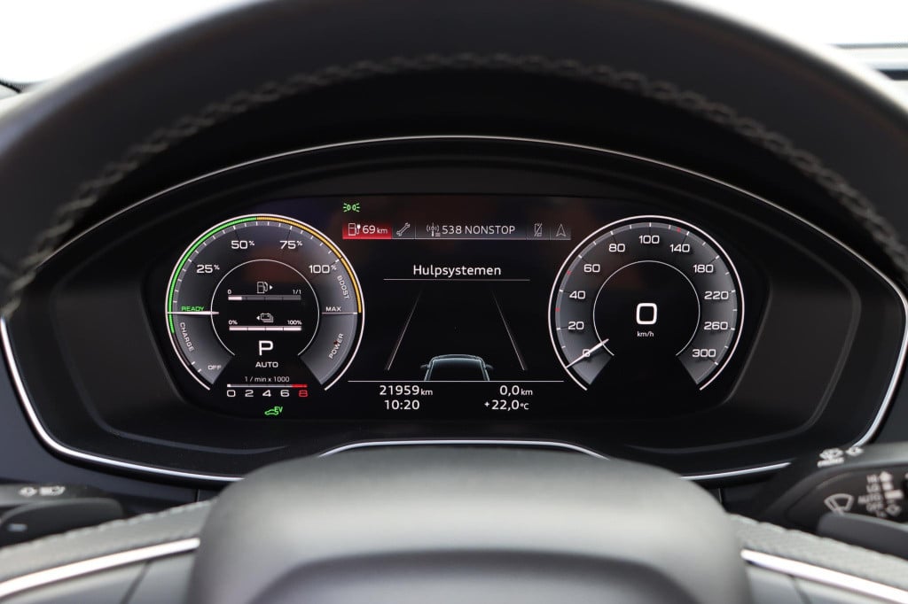 Audi Q5 50 tfsi e quattro s edition 300pk s-tronic audi q5 50 tfsi e s edit