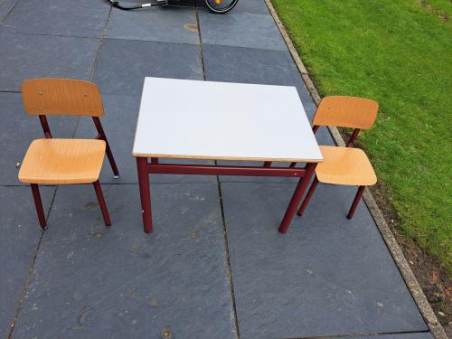 2 stoeltjes en tafel