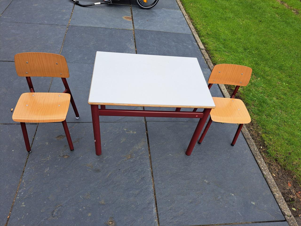 2 stoeltjes en tafel