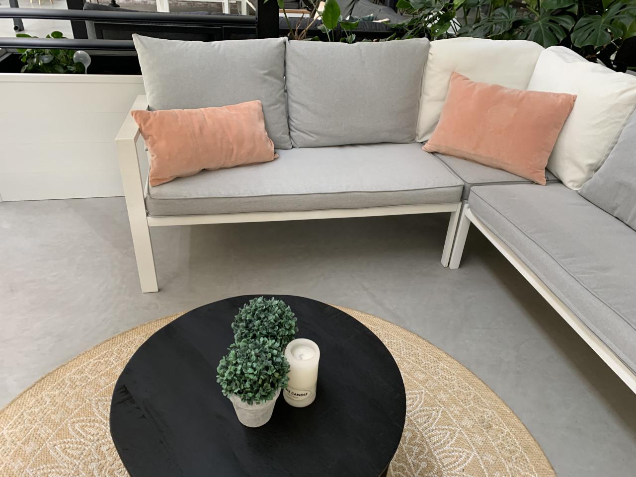 Wit aluminium loungeset, met schone kussens, en tafel.
