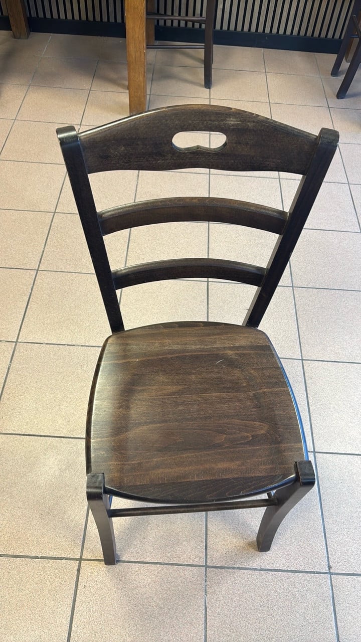 15x houten stoelen €5 ps