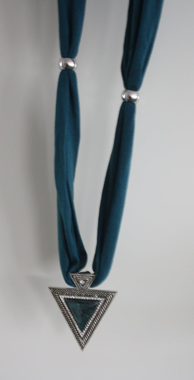 Petrol kleur sjaal met hanger