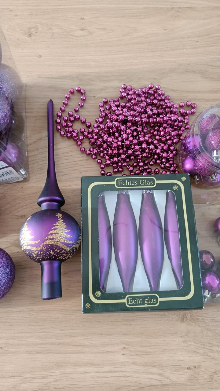 Paarse kerstballen