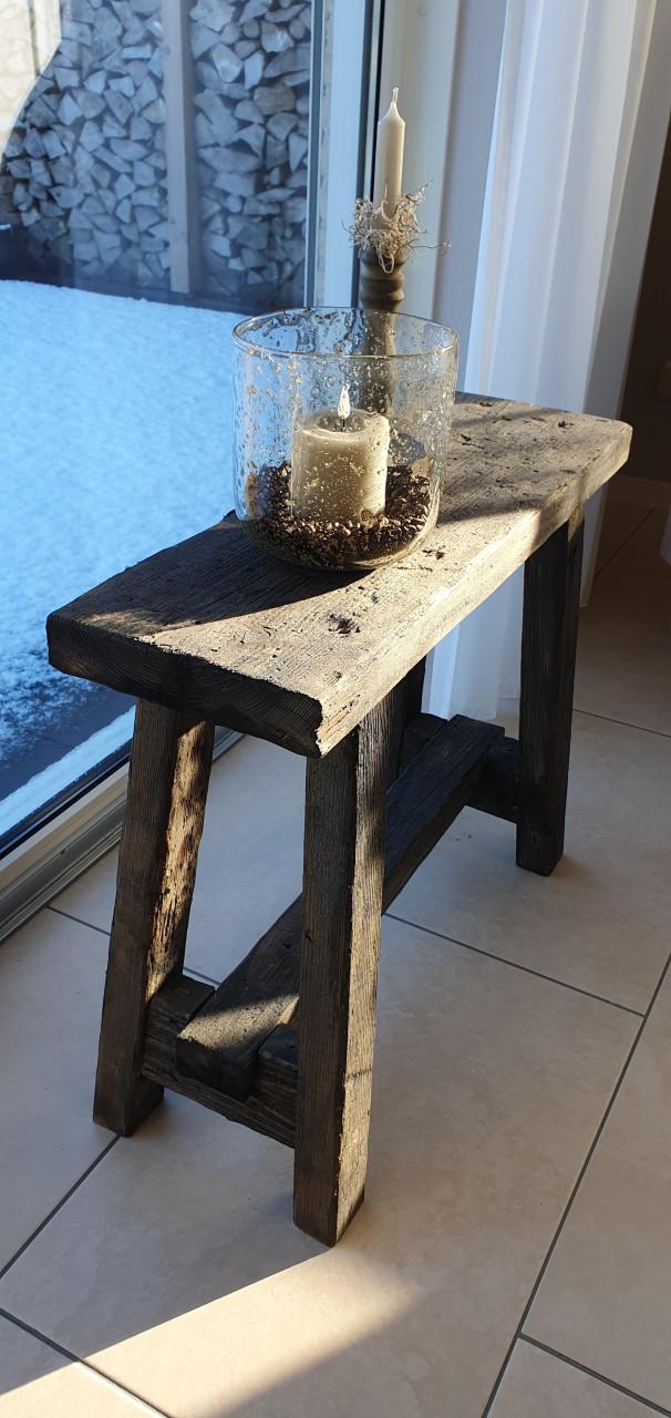 Oud houten bankje leuk ter decoratie