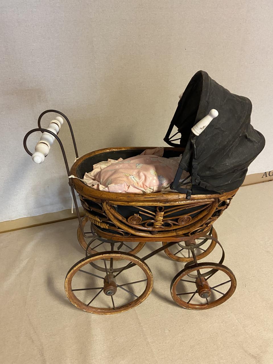 🪑🛒 Te koop: Vintage houten kinderstoel en poppenwagen