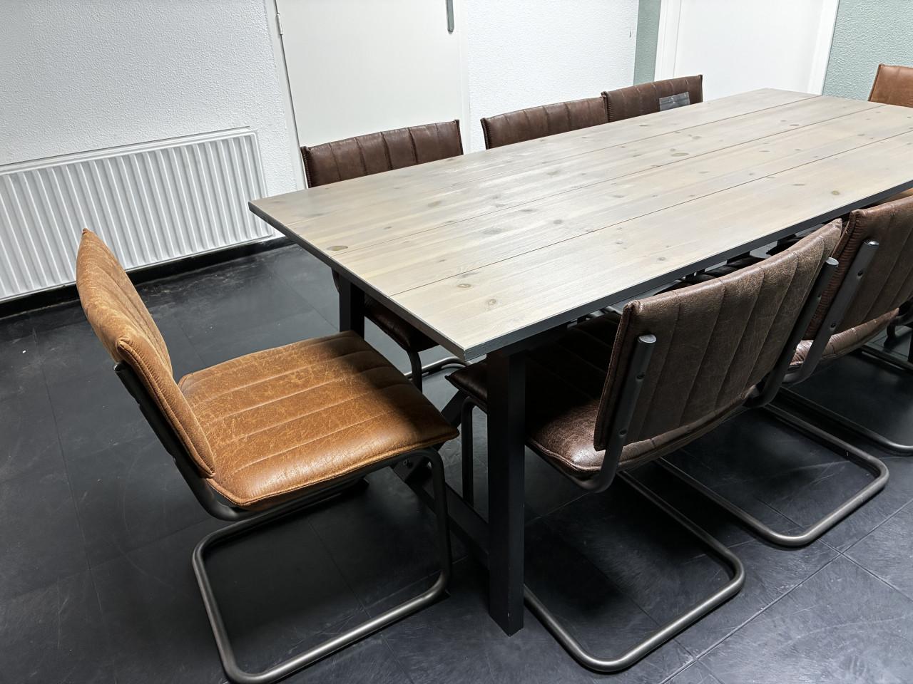 Nieuwe tafel met 8 stoelen 90x200