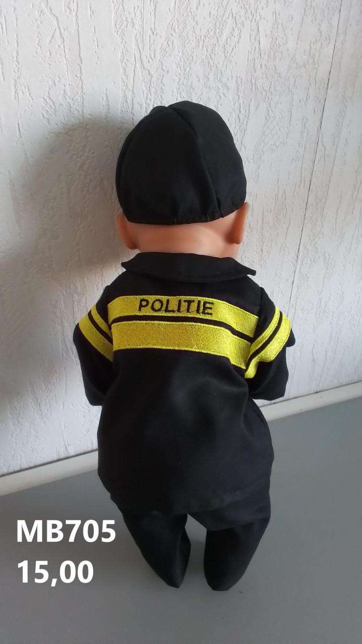 Poppenkleertjes baby born. Politie pak . Opbrengst KiKa.