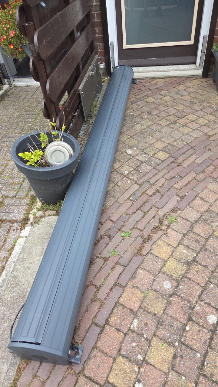 Electrisch zonnescherm €75,-