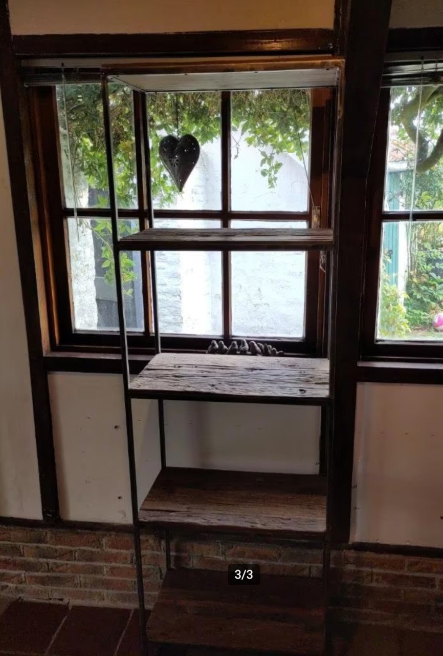 Industriële grof houten kast