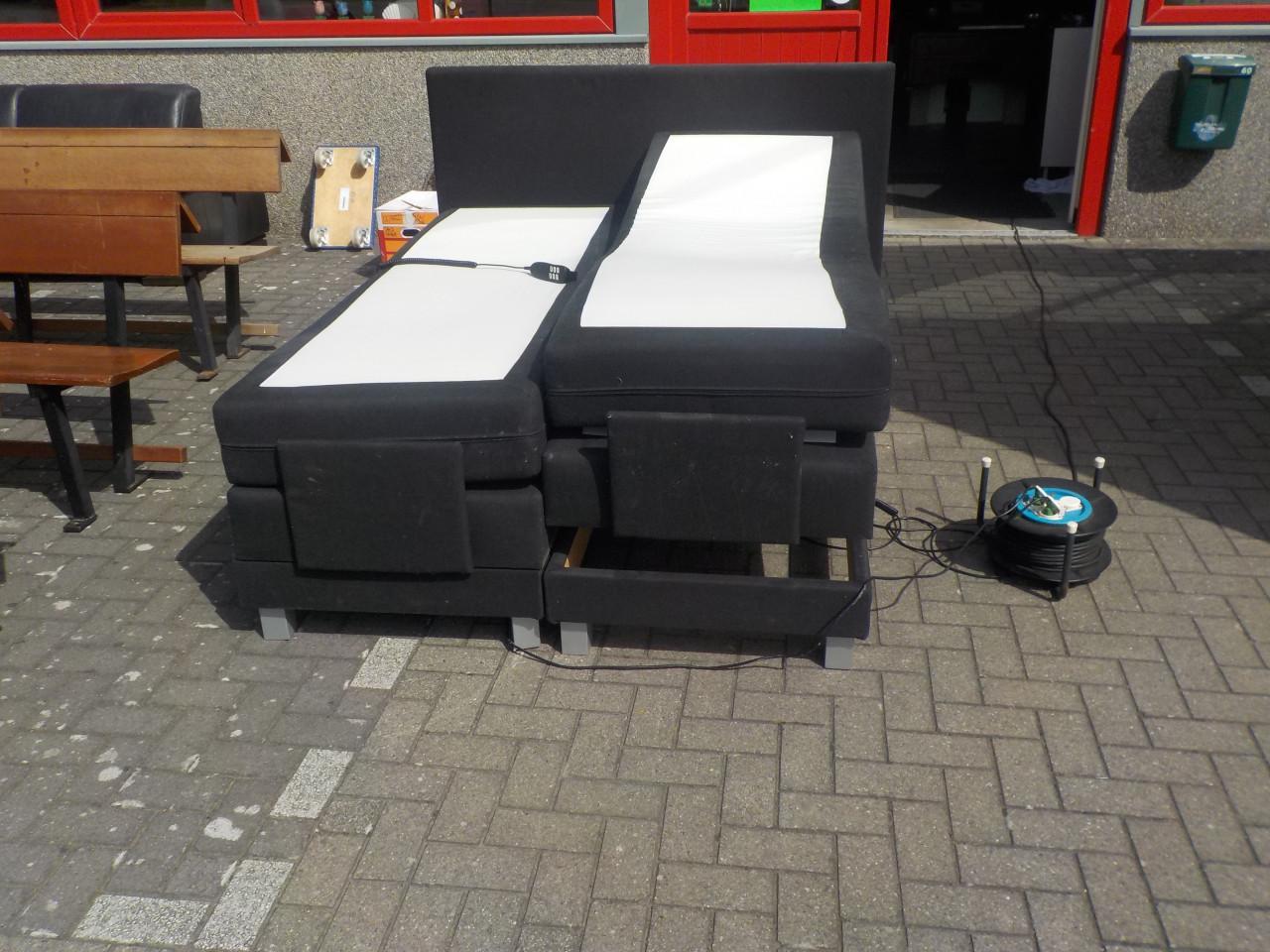 2 elektrische boxsprings + 2 matrassen + hoofdboord 2 x 70 x 200 cm