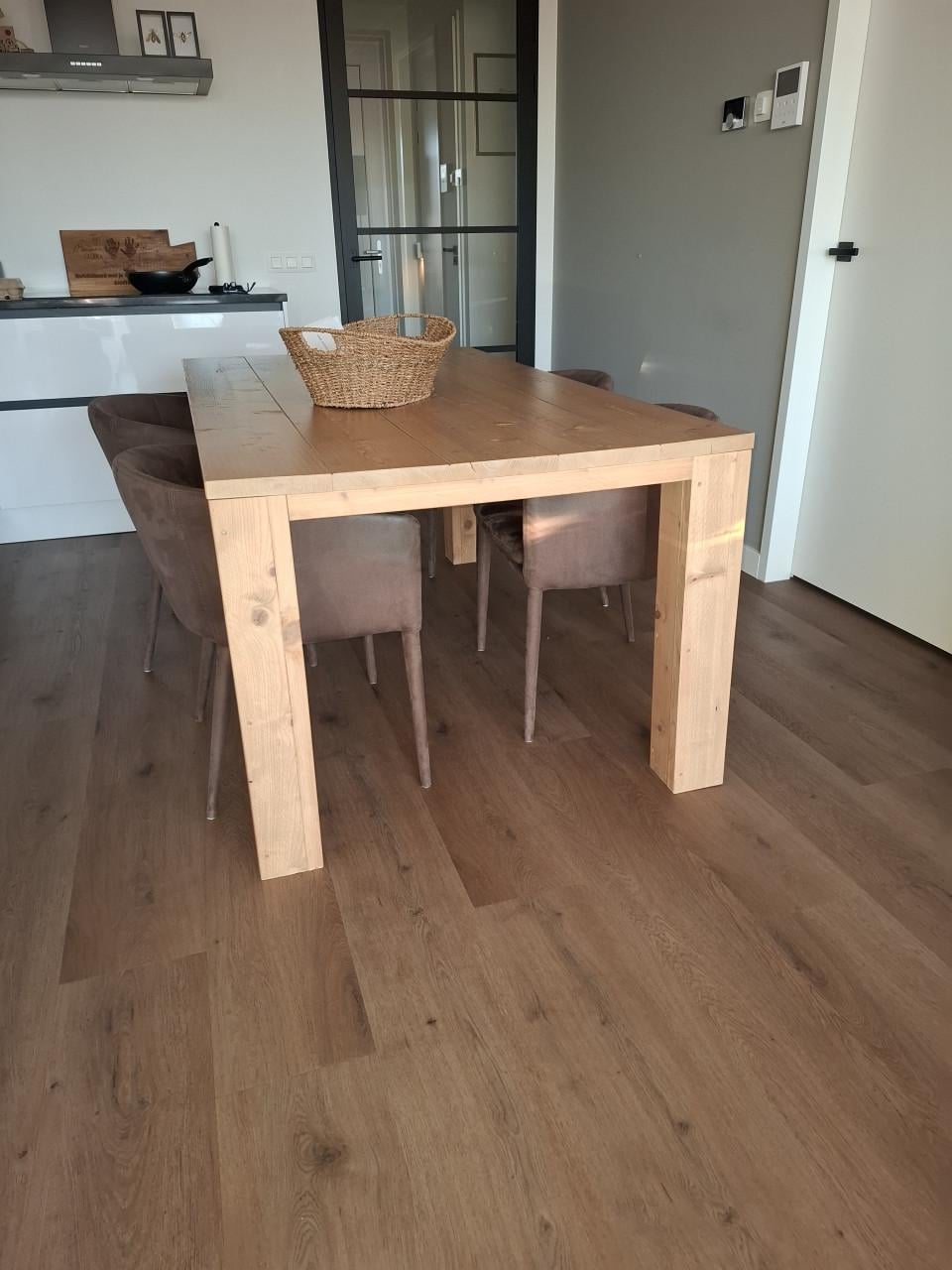 Steigerhouten eettafel met vier bijpassende stoelen