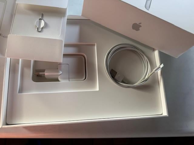 Te koop; I-pad5 goed werkend onbeschadigd APPLEwifi cellular