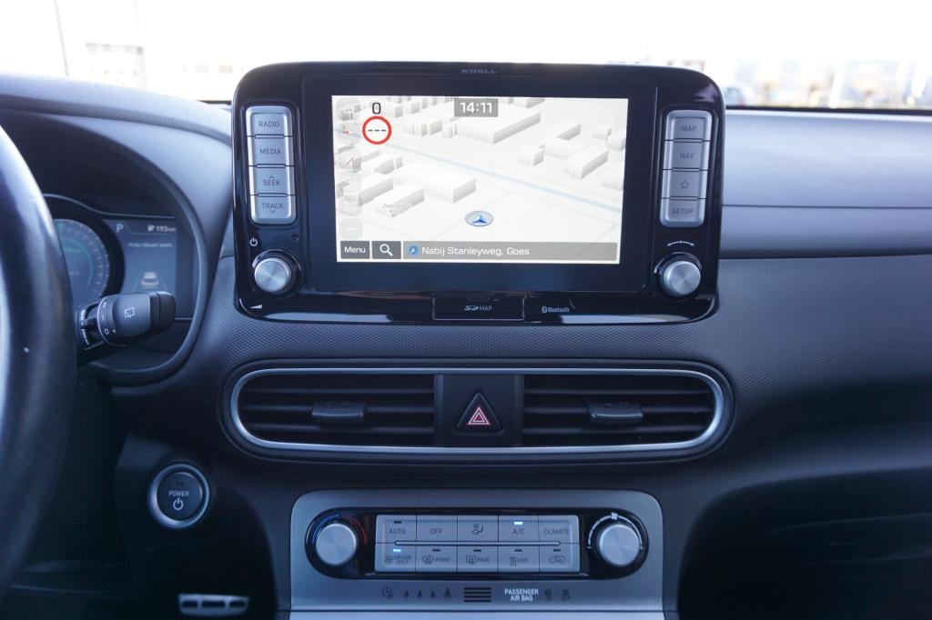 Hyundai Kona ev premium 64 kwh automaat - airco / navi / cruise / leder / s