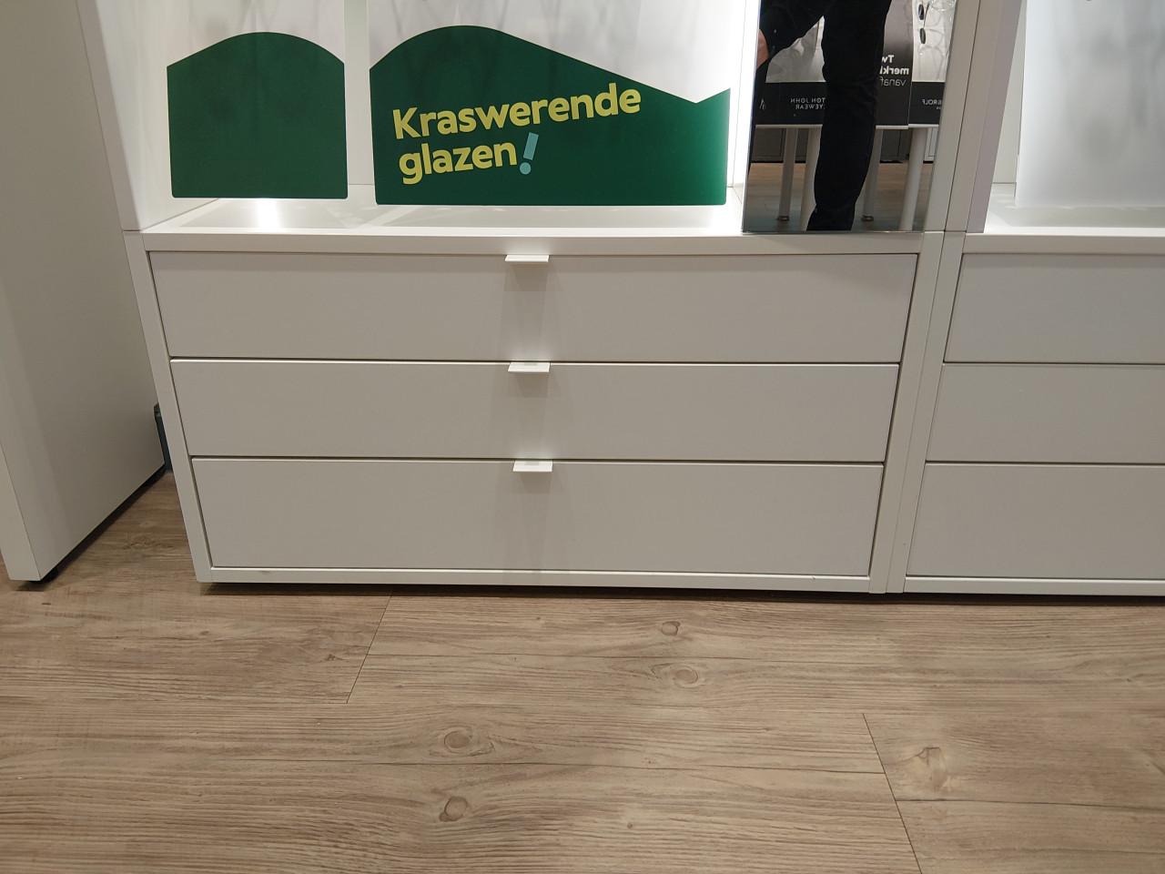 Winkelinrichting / lades / vitrinekast / brillenmolen