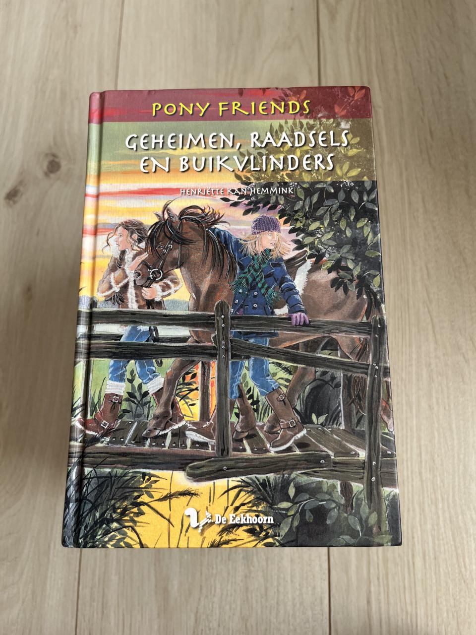 Pony Friends – Geheimen, raadsels en buikvlinders | Henriëtte Kan Hemmink