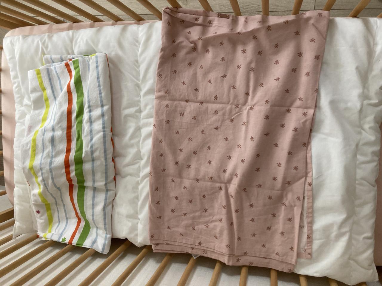 Houten kinderledikant met toebehoren