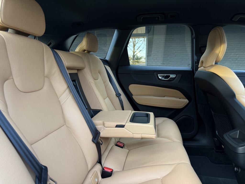 Volvo XC60 2.0 t4 momentum // 18.000km! //