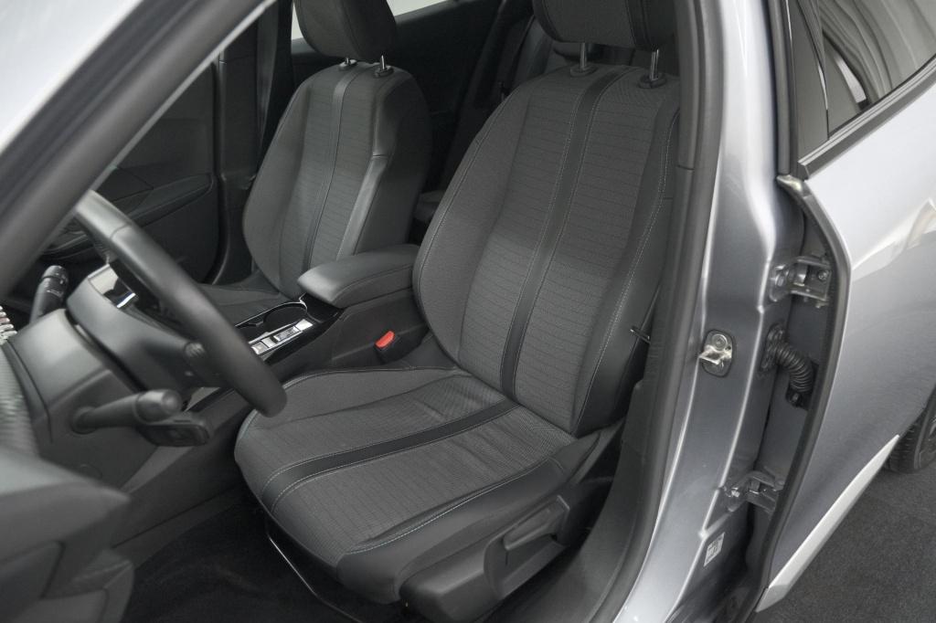 Peugeot 2008 puretech 130 pk allure pack | trekhaak | camera | adaptieve cr