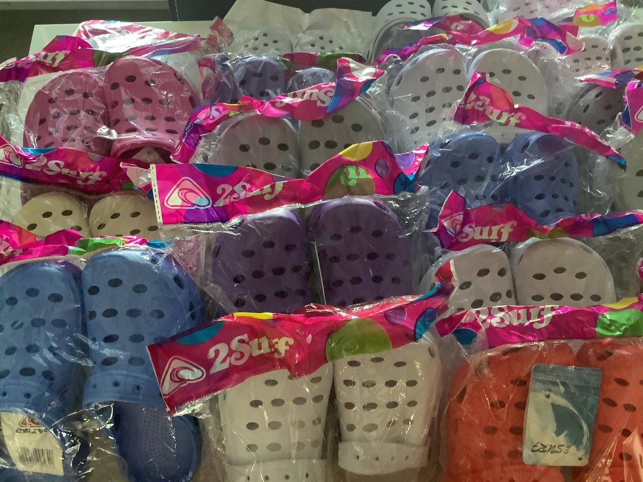Partij plastic kinderklompen. ( partij 103)