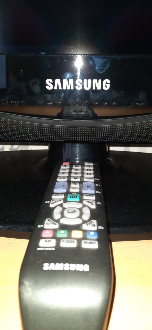 Samsung tv bijna niet gebruikt leuk voor camper of caravan