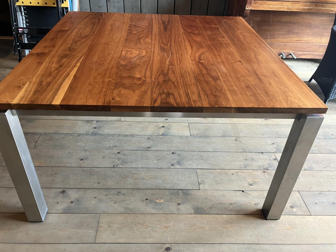 Eettafel met stoelen