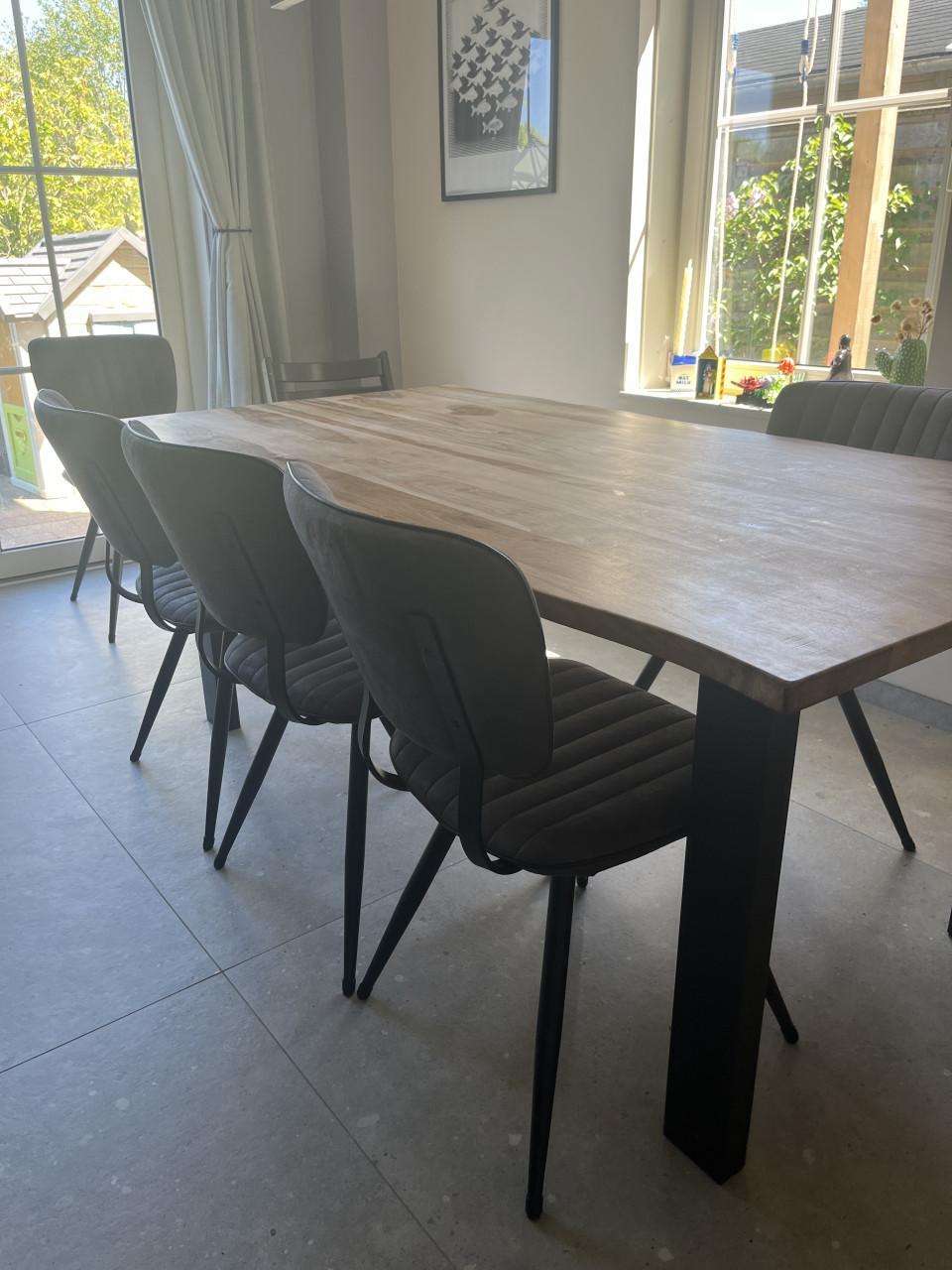 Acacia houten tafel van 190cm met een organische rand