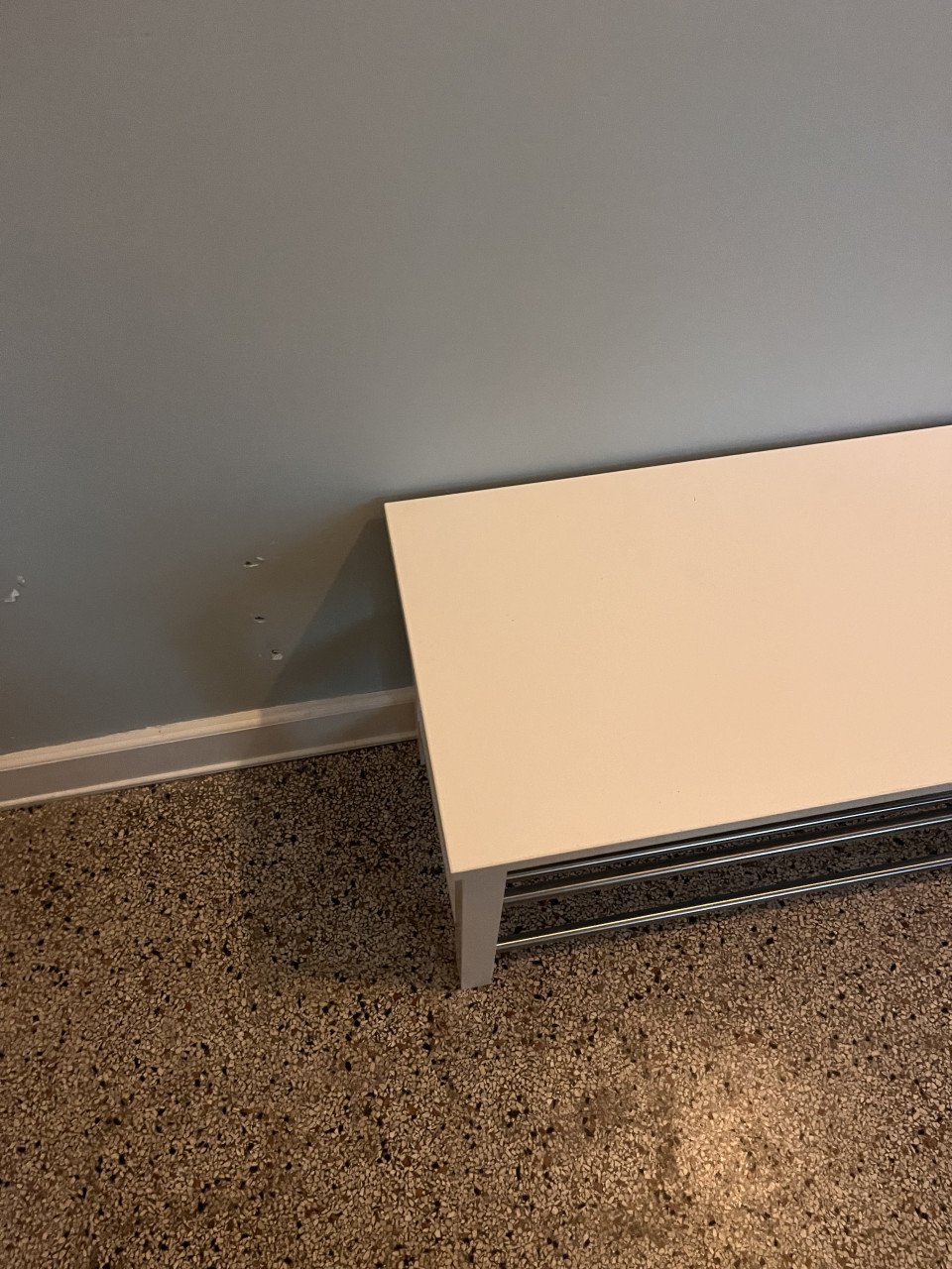 Schoenenrek. Schoenenbankje. Mooi, wit.